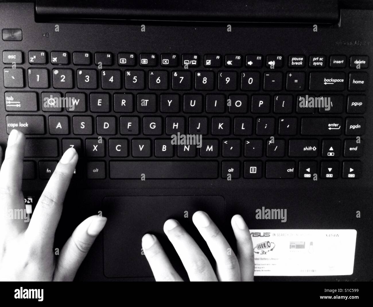 Eingabe in Laptop-Tastatur - schwarz / weiß Stockfoto