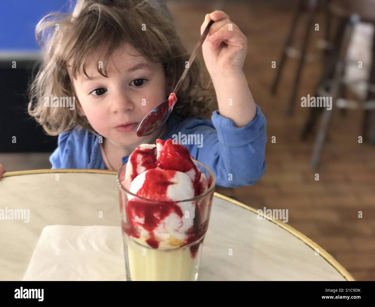 Kleines Mädchen, Eis essen Stockfoto
