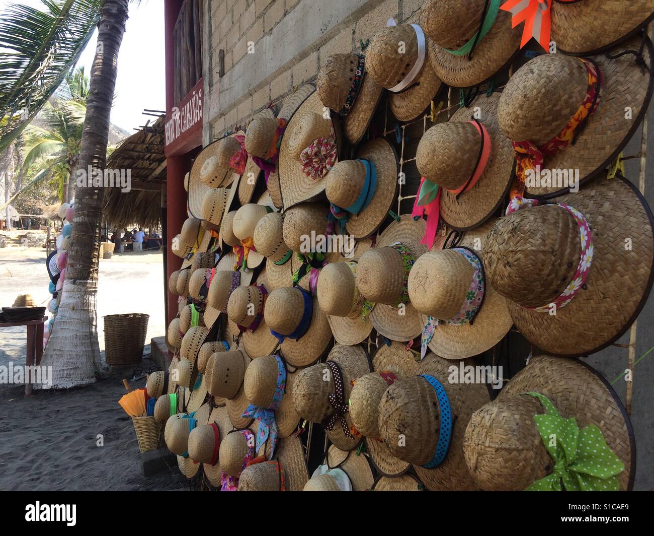Hüte für Verkauf in Mexiko Strand Schaufenster Stockfoto