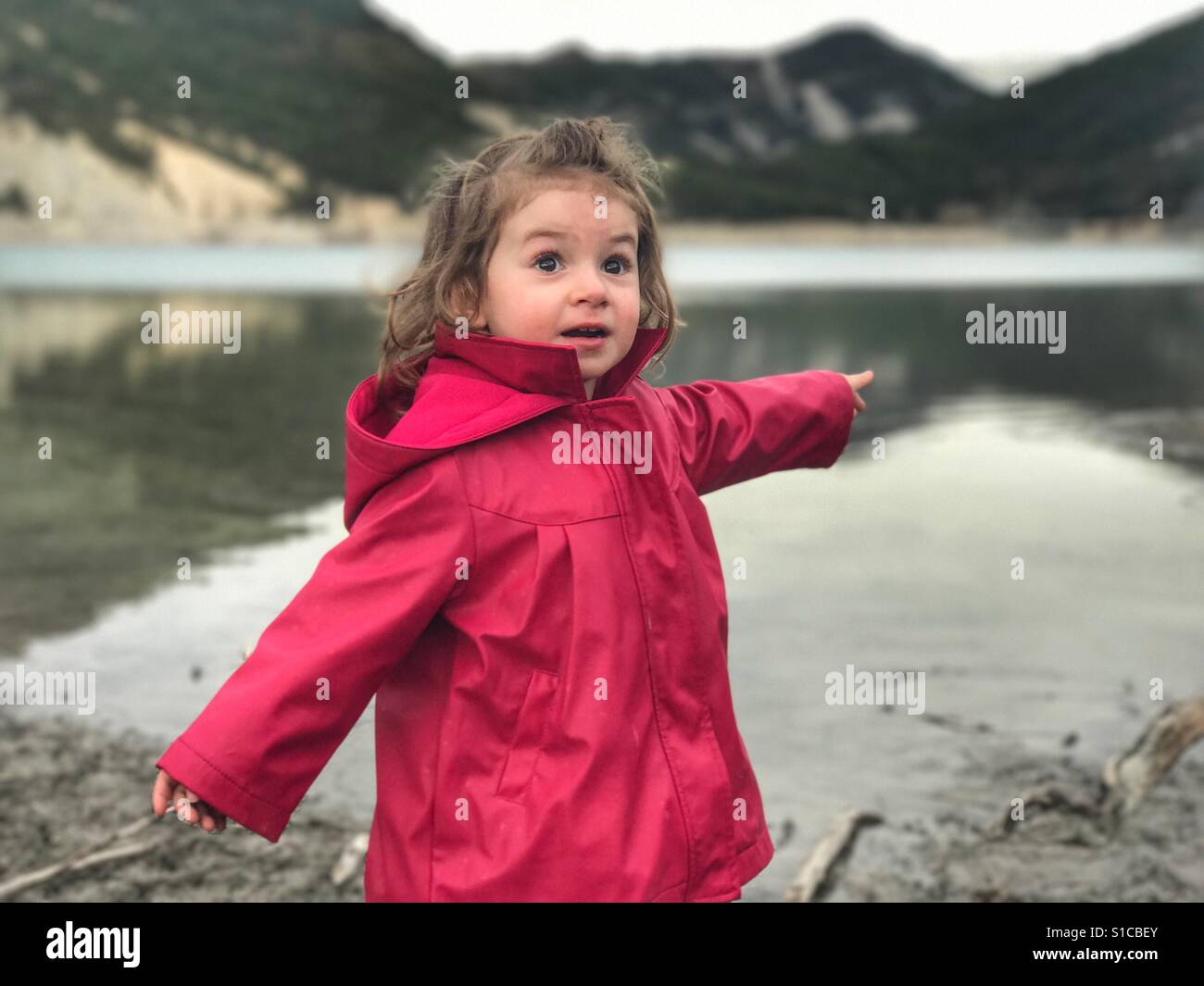 Kleines Mädchen im freien Castillon See Frankreich Stockfoto