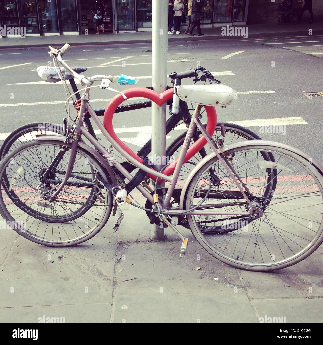 Angekettet Fahrräder mit Herz Schloss, London Bridge, Großbritannien Stockfoto