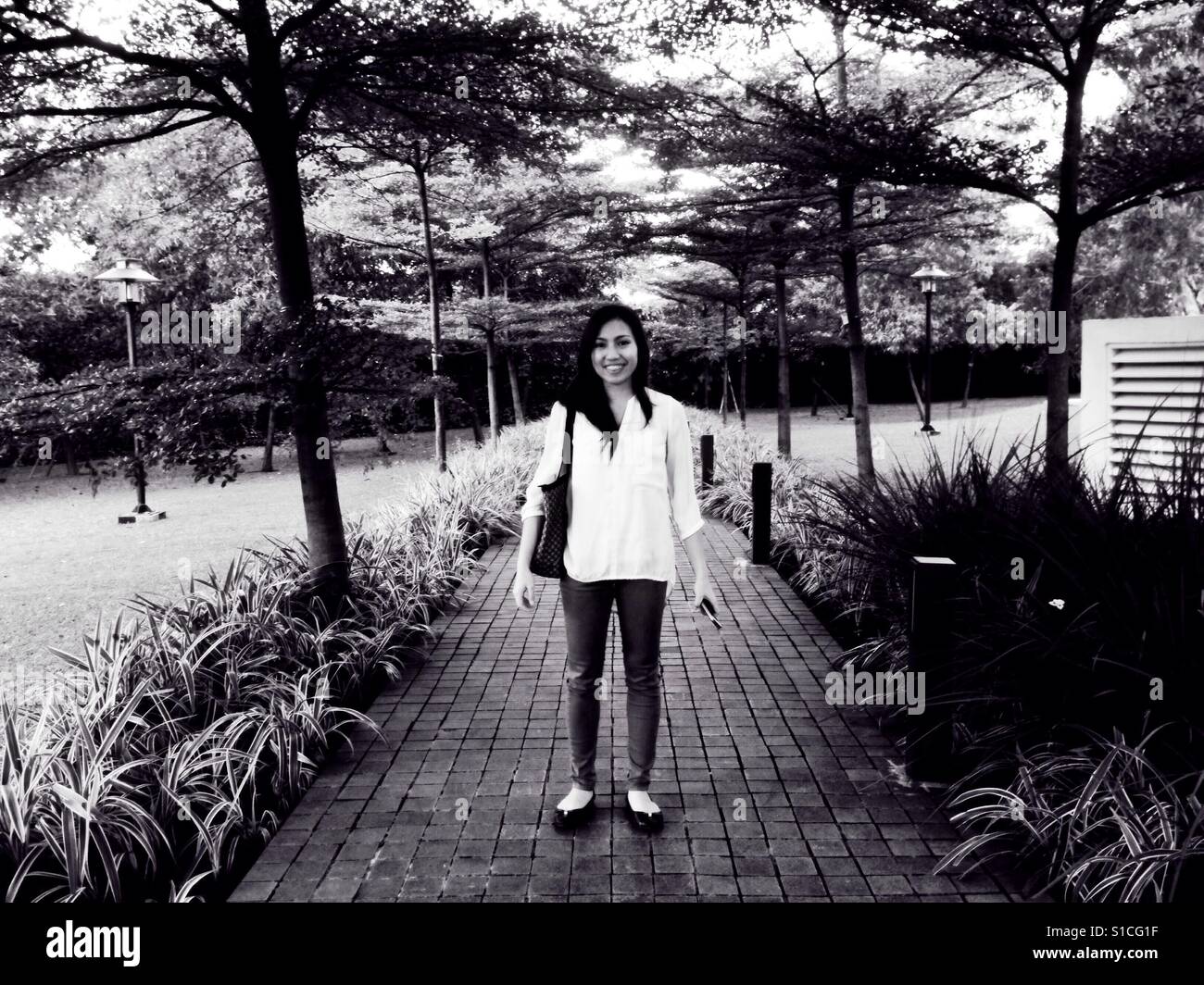 Junge Asiatin auf der Park - schwarz / weiß stehend Stockfoto