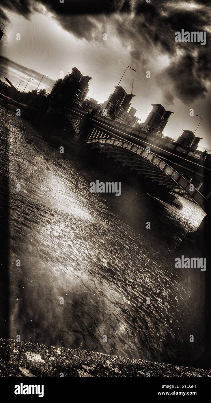 Moody Vauxhall Bridge - Smartphone-aufgenommenes Stockfoto