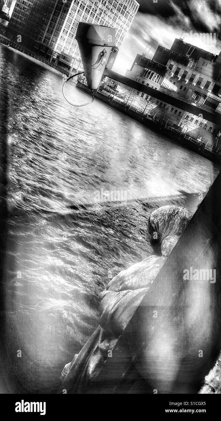 Vauxhall Bridge Skulptur, Themse und MI5 Building, London - Smartphone-aufgenommenes Stockfoto