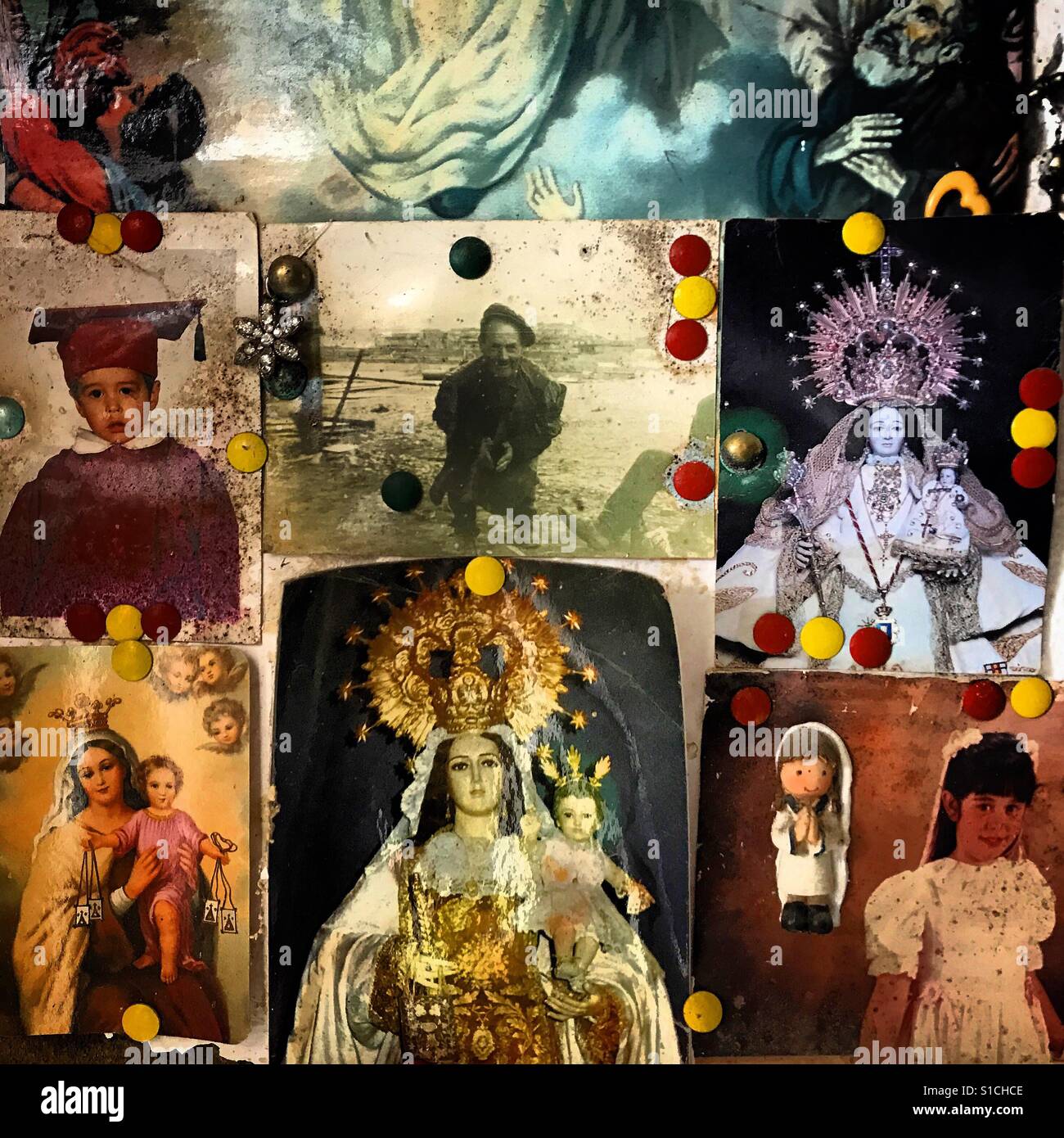 Porträts und Bilder der Jungfrau Maria schmücken ein Bankrott Restaurant im Prado del Rey, Sierra de Cadiz, Andalusien, Spanien Stockfoto