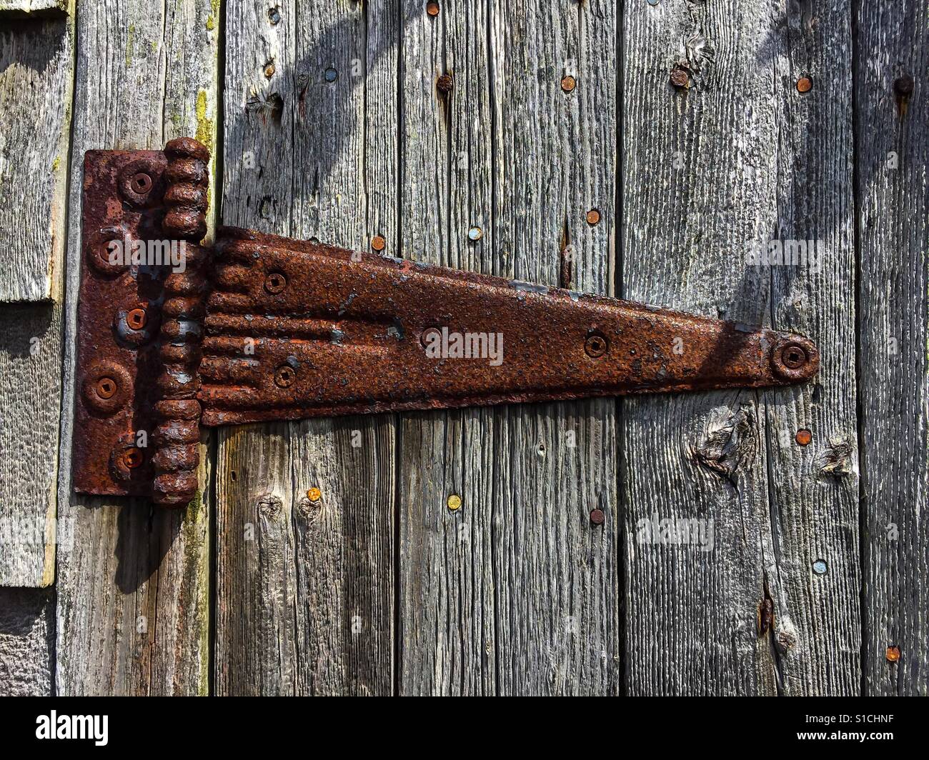 Rostige Scharnier auf ein altes Scheunentor Stockfotografie - Alamy