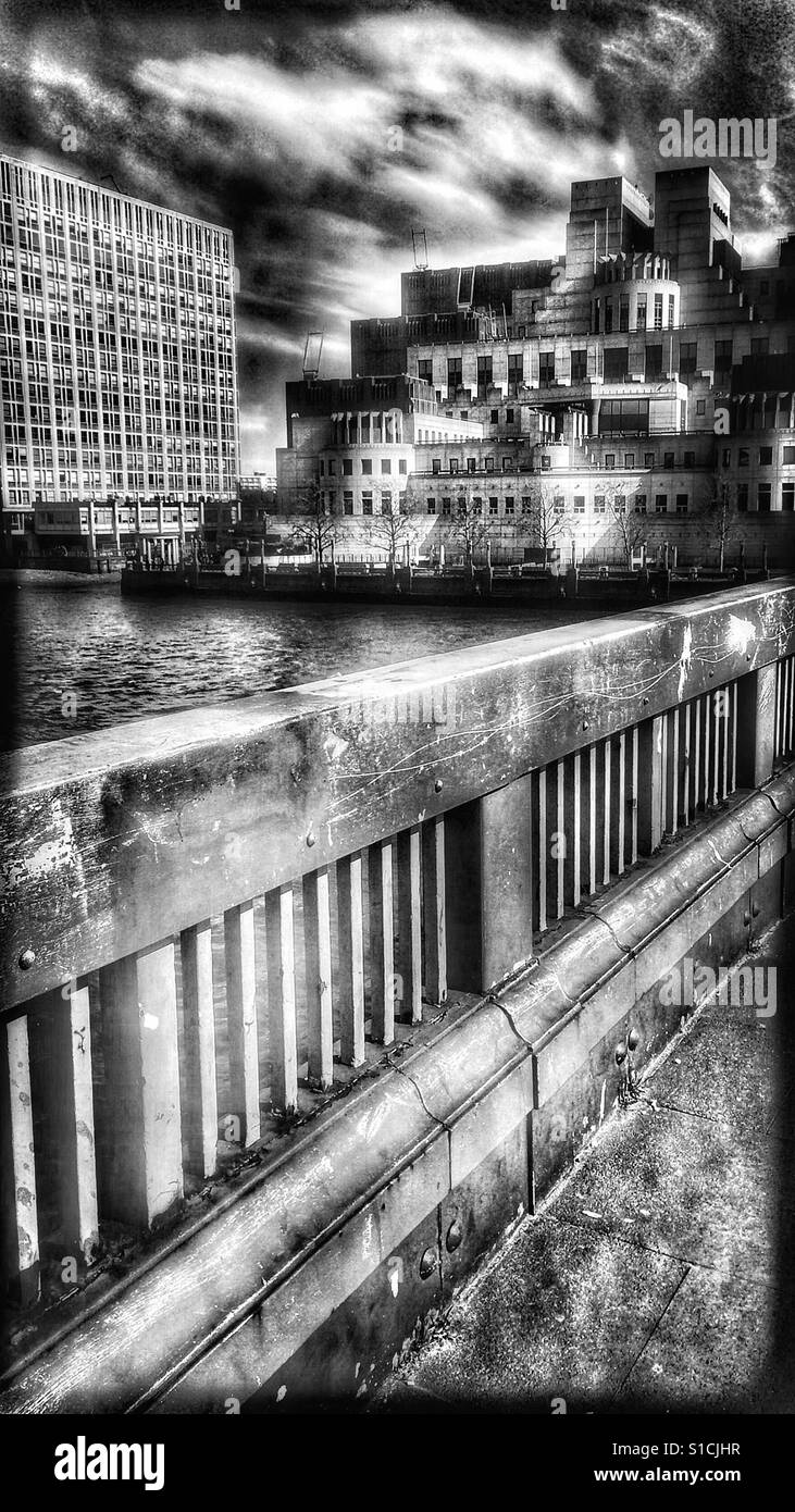 Moody-MI5 & MI6 Gebäude von Vauxhall Bridge, London - Smartphone-aufgenommenes Stockfoto