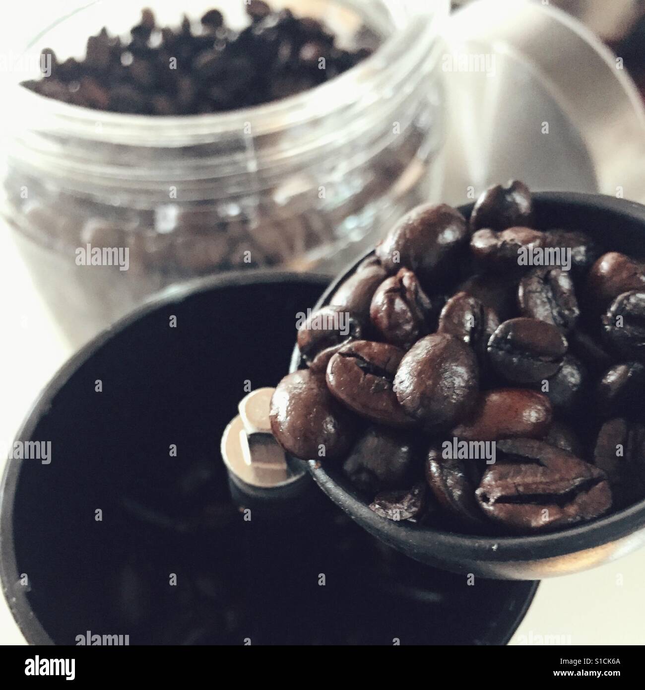 Kaffeebohnen in eine Kugel - Smartphone-aufgenommenes Stockfoto