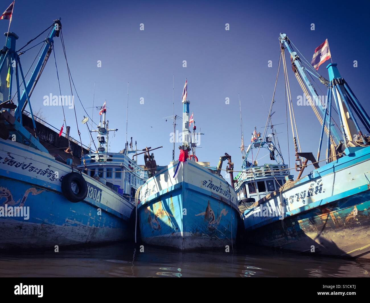 Angelboote/Fischerboote im Fluss von Süd-Thailand Stockfoto