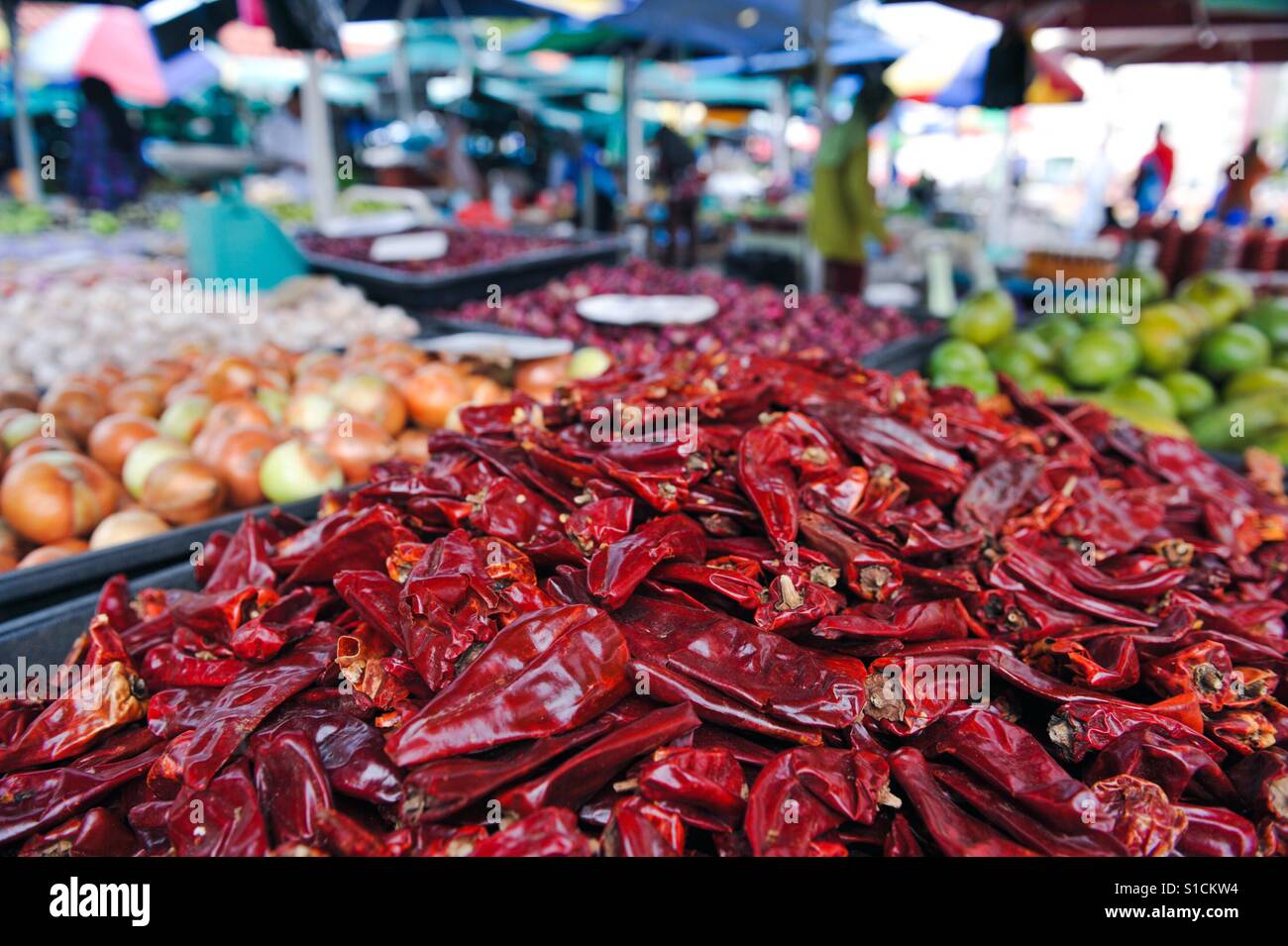 Getrocknete rote Chilischoten in lokalen Frischmarkt Stockfoto