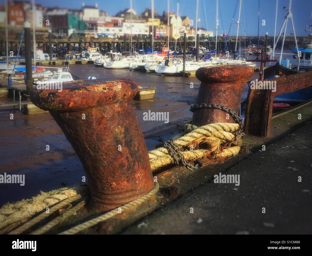 Boote im Hafen Bridlington East Yorkshire England Großbritannien Großbritannien Großbritannien Großbritannien Großbritannien Großbritannien Großbritannien Großbritannien Großbritannien - Smartphone-aufgenommenes Stockfoto