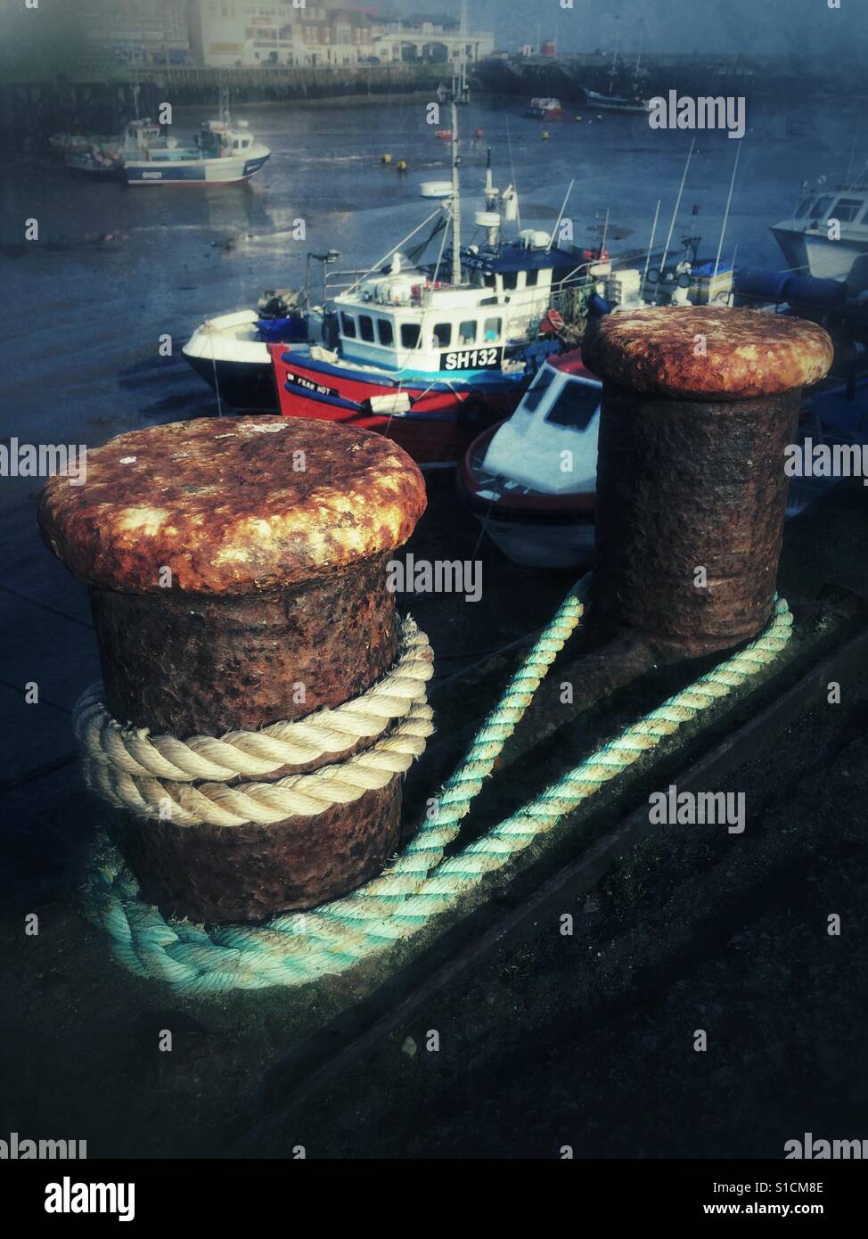 Angelboote/Fischerboote im Hafen Bridlington East Yorkshire England UK United Kingdom GB Great Britain - Smartphone-aufgenommenes Stockfoto