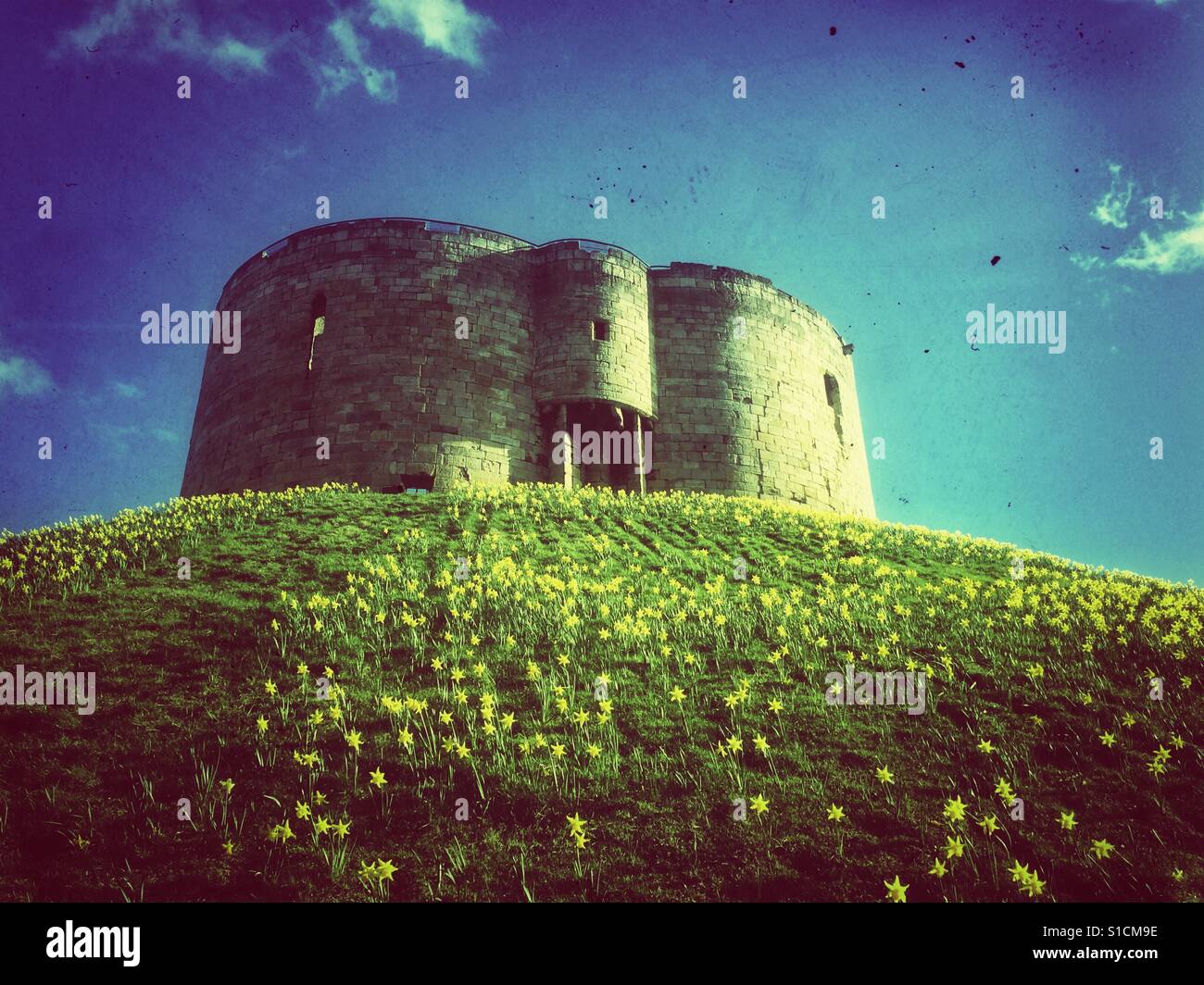 Clifford es Tower im Frühjahr York North Yorkshire England UK United Kingdom GB Great Britain - Smartphone-aufgenommenes Stockfoto