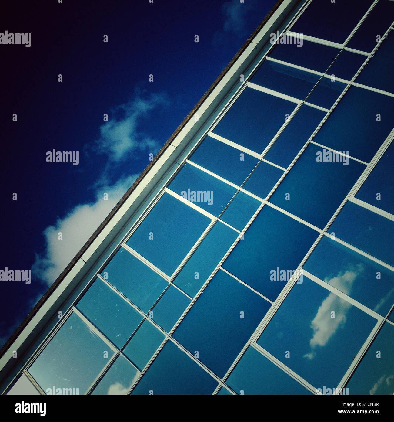 Windows reflektieren einen sonnigen blauen Himmel Stockfoto