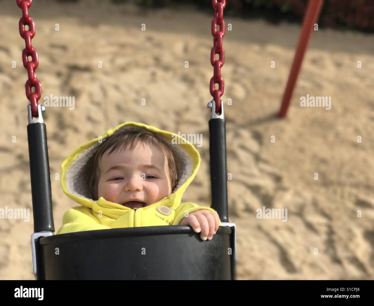 Baby Schaukeln auf dem Spielplatz Stockfoto