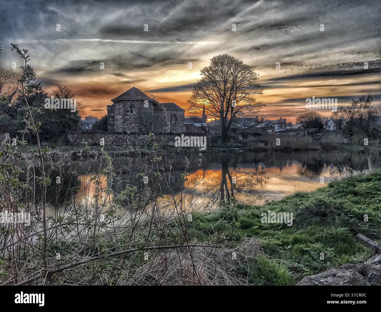 Wandern entlang dem Fluss Tyne in Haddington, East Lothian und genießen den schönen Abend. Stockfoto