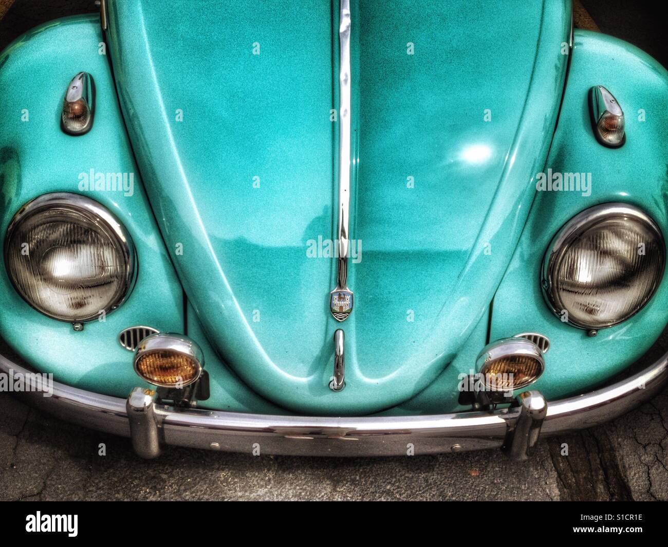 Vorderansicht eines alten Volkswagen Käfers - Smartphone-aufgenommenes Stockfoto