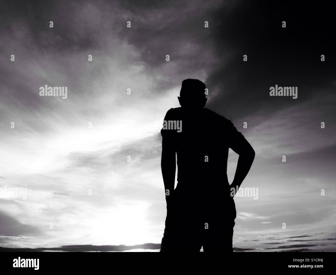 Silhouette des Menschen stehen und blickte in den Himmel - schwarz / weiß Stockfoto