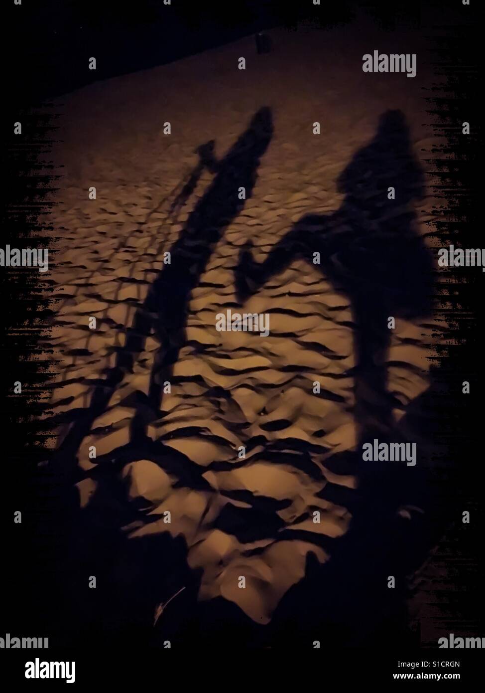 Schatten von zwei Fotografen albern in der einen Nacht schießen Stockfoto