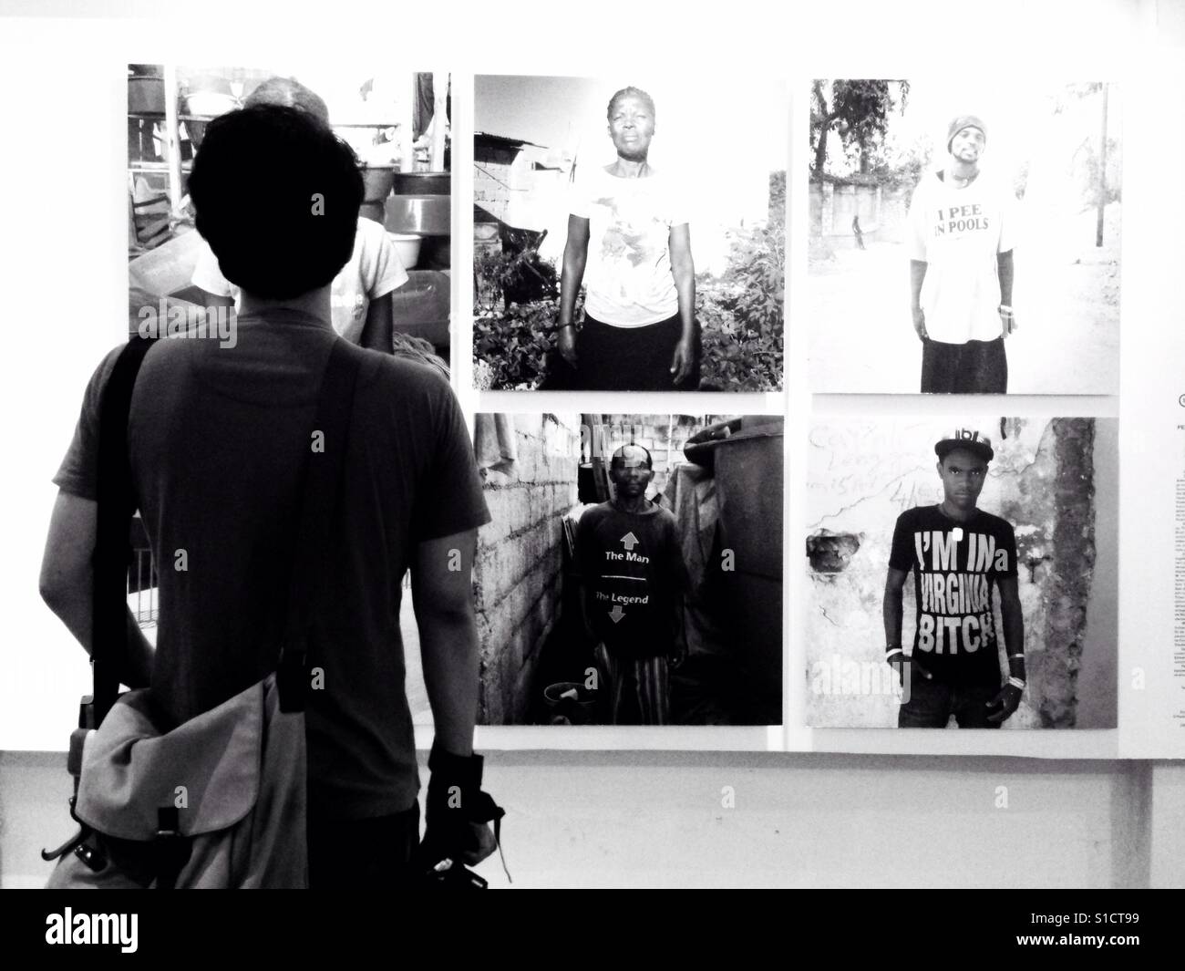 Mann Fast-Fashion-Ausstellung Fotos betrachten. Jakarta, Indonesien. -Schwarz / weiß Stockfoto