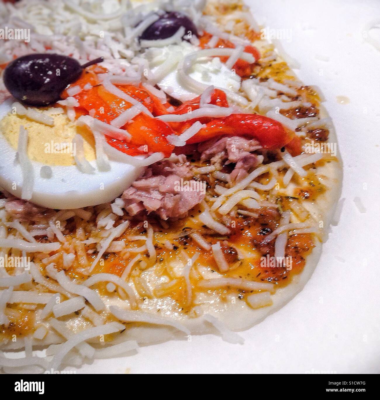 Hausgemachte Gluten freie Thunfisch pizza Stockfoto
