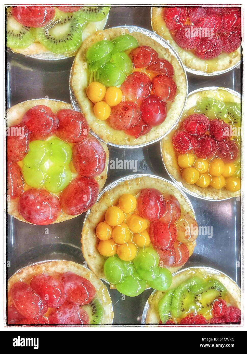 Obst-Torten auf Verkauf im Supermarkt. Stockfoto