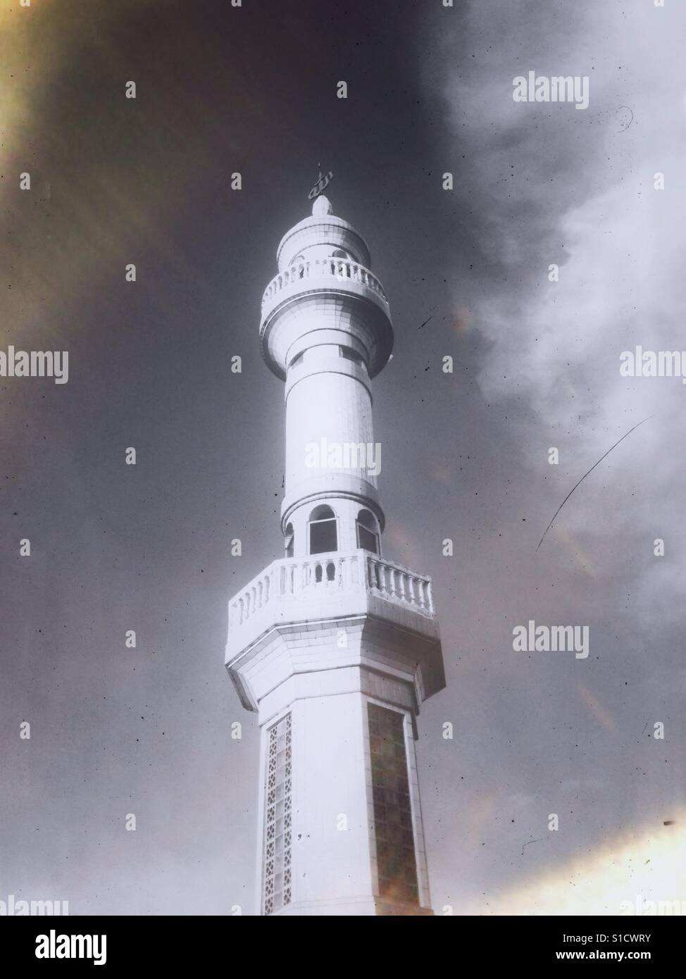 Turm der Moschee-Architektur in schwarz / weiß Stockfoto
