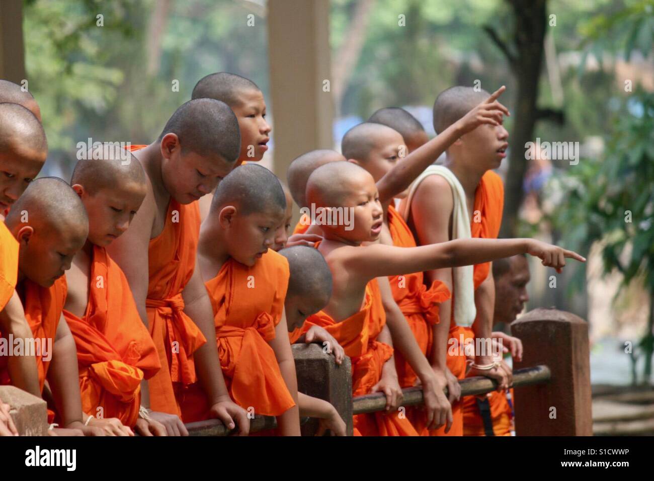 Young buddhistischer Mönch gerade Kinder im Wasserkanal in Chiang Rai Provinz, Thailand spielen. Stockfoto