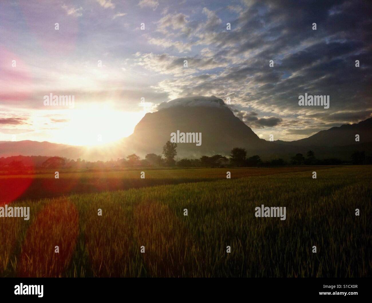 Chiang Dao Berg bei Sonnenuntergang. Stockfoto