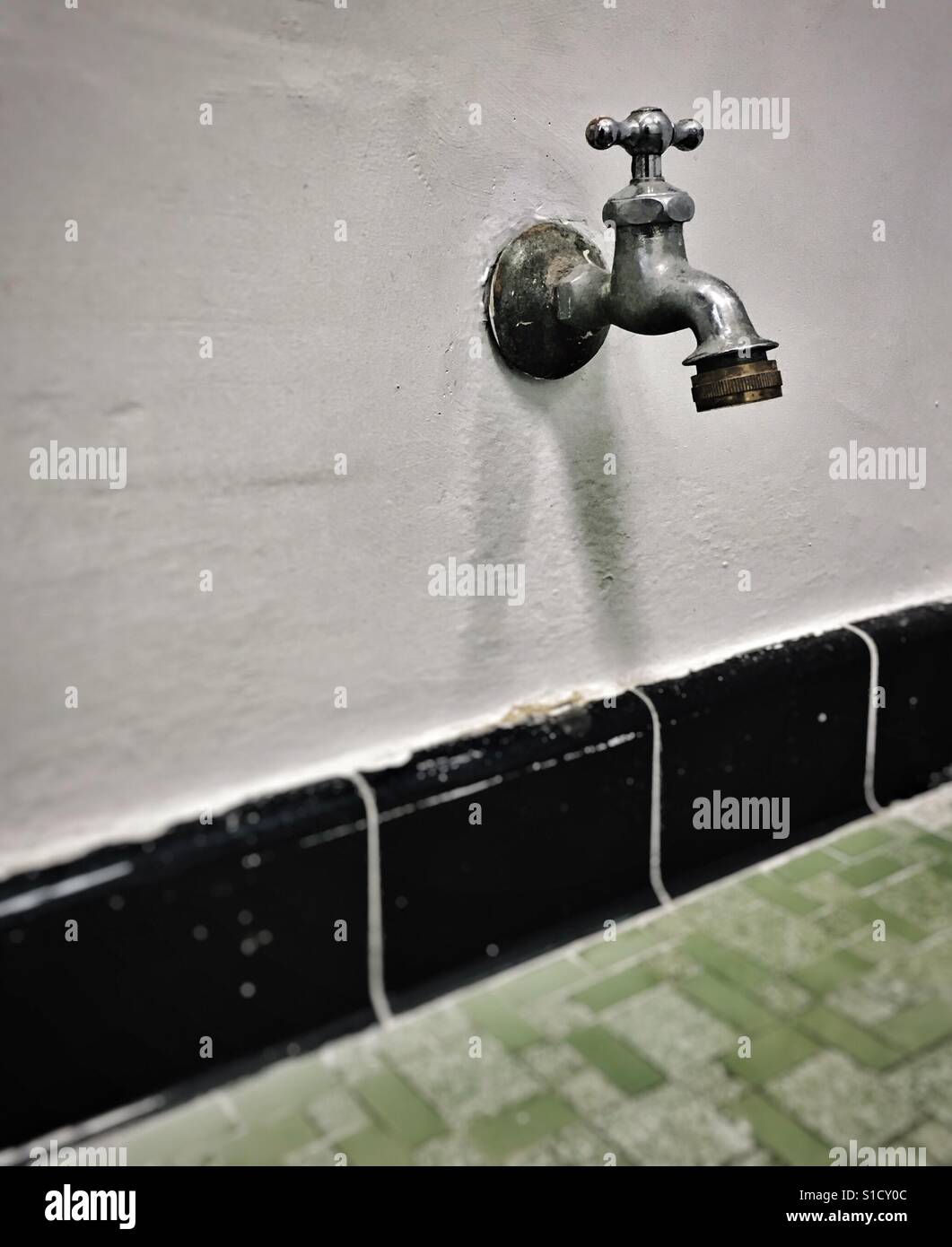 Bad Wand Wasserhahn in einem Geschäftsgebäude Stockfoto