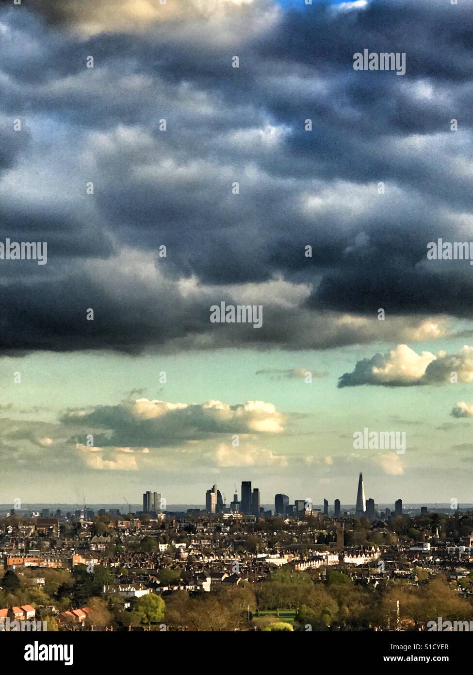 Gewitterwolken über der financial District of London Stockfoto