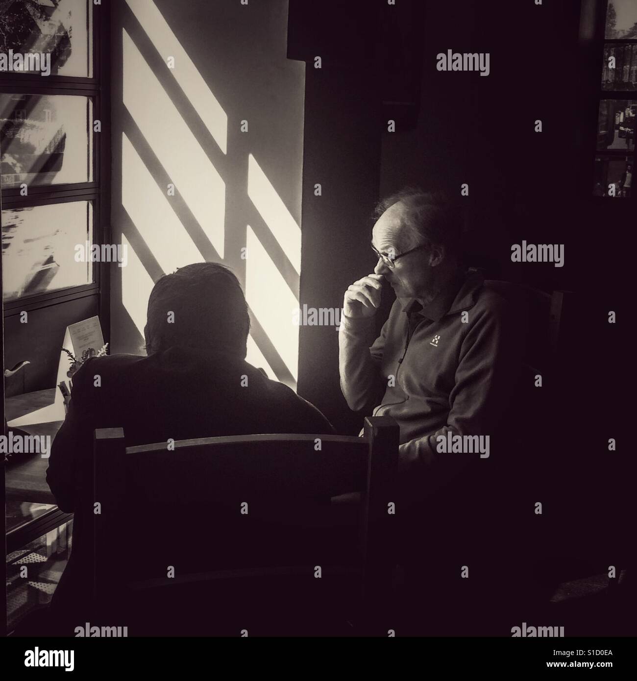 Zwei Männer in einer Bar an einem Fenster Stockfoto