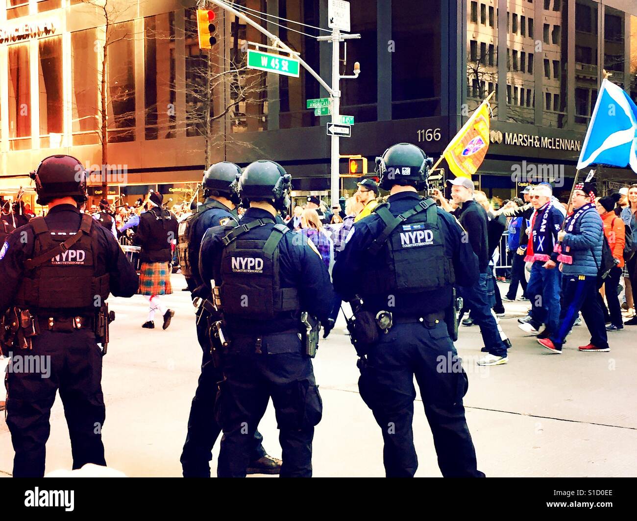 SWAT-Team in Position auf den Straßen von New York City, USA Stockfoto