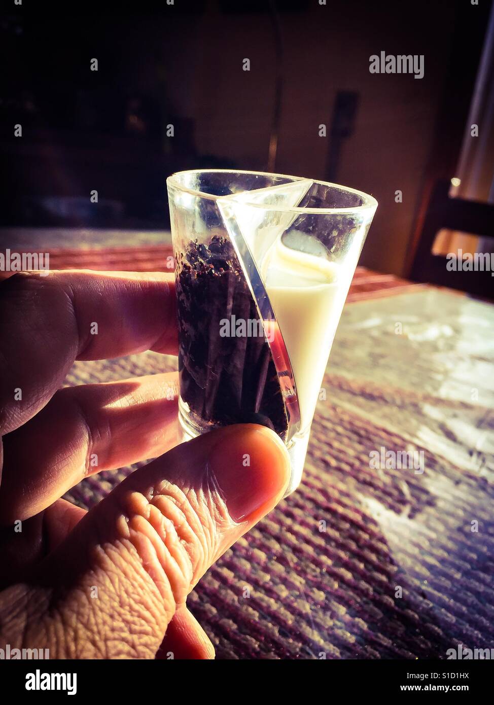 Mixgetränk in einem Twist-Glas - Smartphone-aufgenommenes Stockfoto