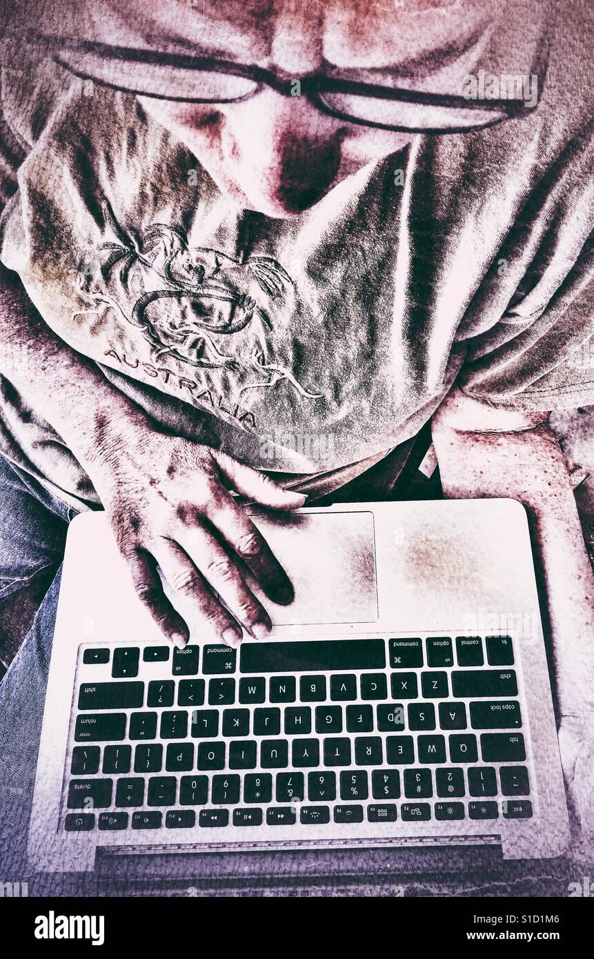Frau mit laptop - Smartphone-aufgenommenes Stockfoto