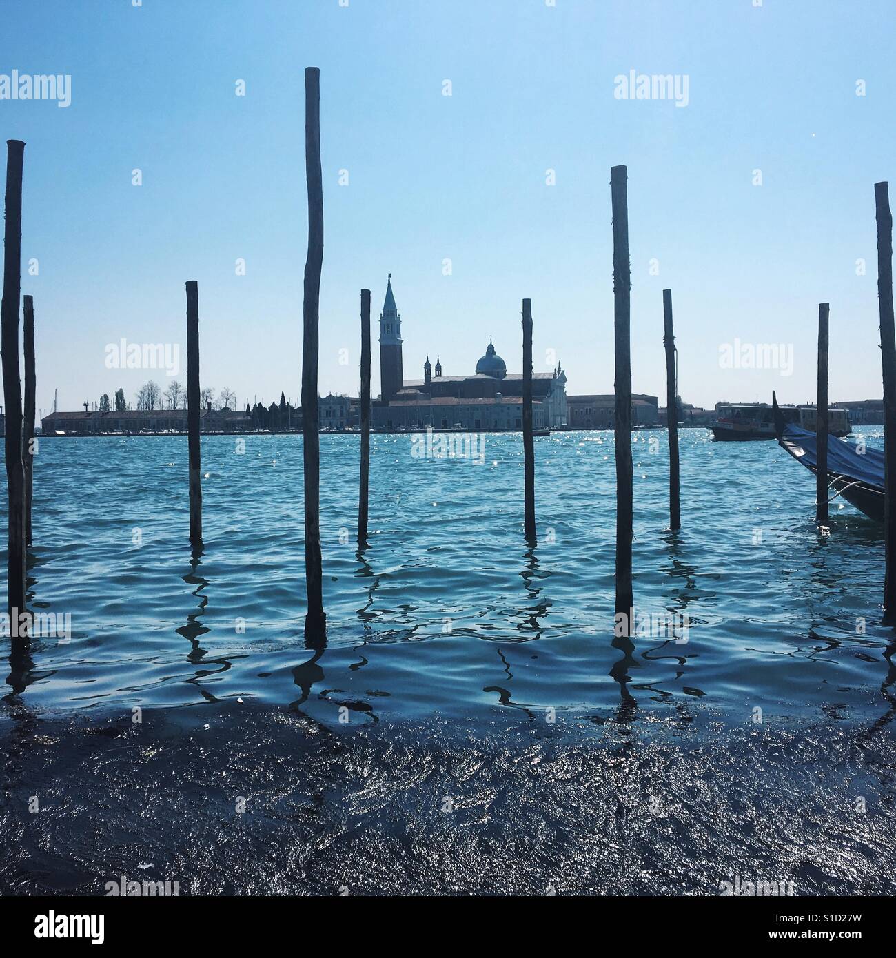 Blick über das Wasser in Venedig - Smartphone-aufgenommenes Stockfoto