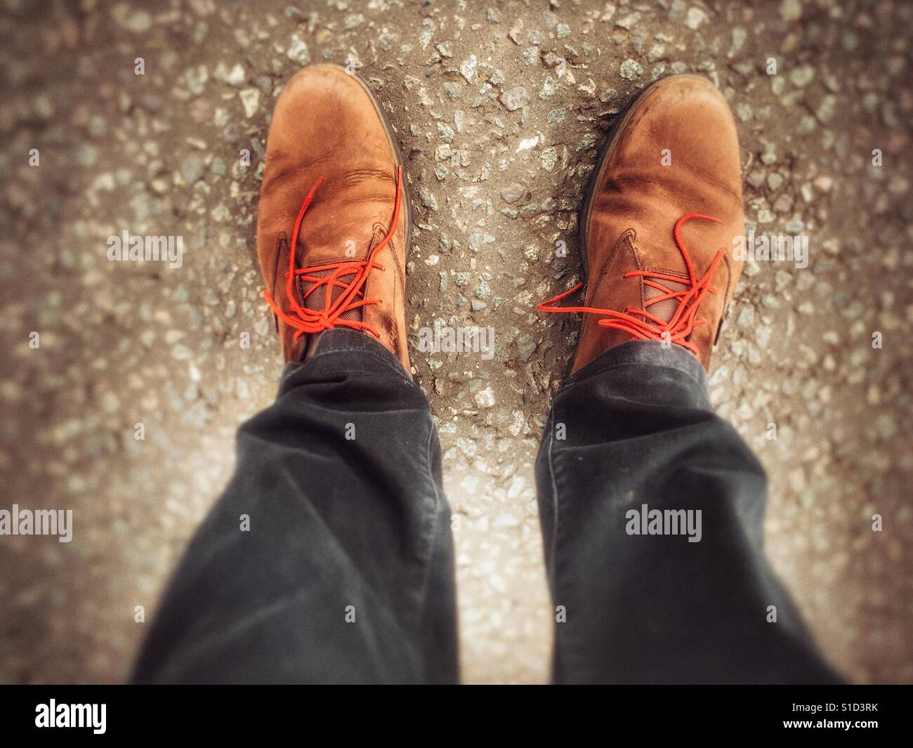 Braune Wildleder-Stiefel mit roten Schnürsenkeln Stockfotografie - Alamy