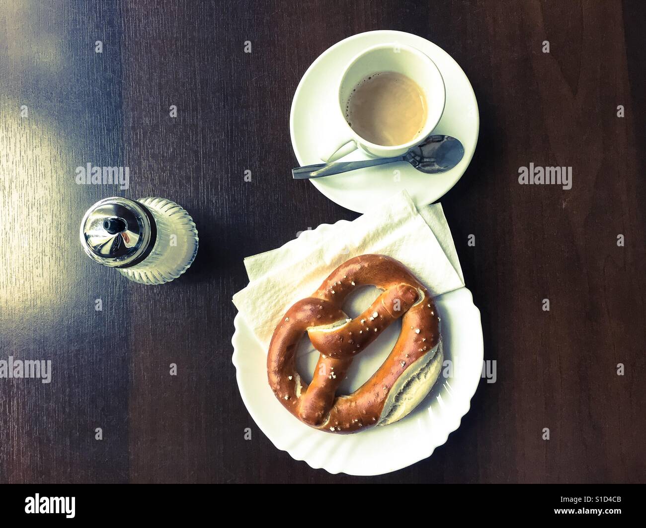 Brezeln, Kaffee und Zucker auf den Tisch. Berlin, 2017 Stockfoto