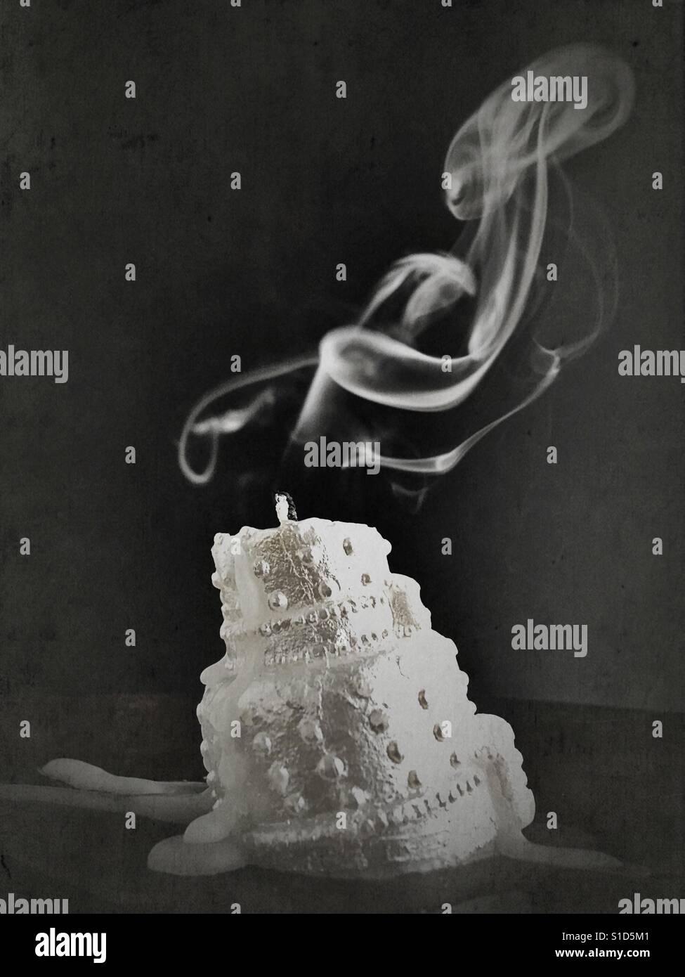 Eine Kerze erloschen und eingestürzten Hochzeitstorte. Stockfoto