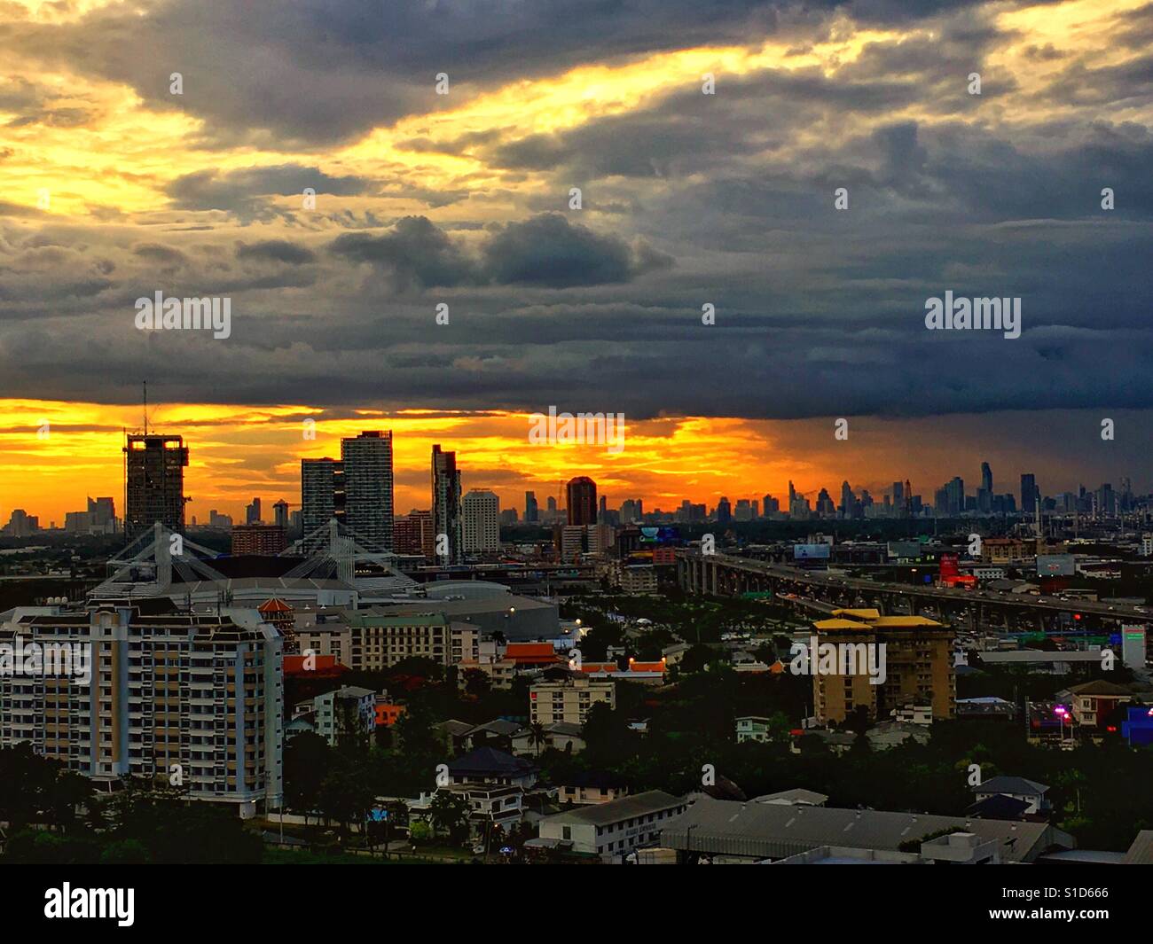 Blick auf Bangkok die Stadt mit einem schönen Sonnenuntergang Hintergrund Stockfoto