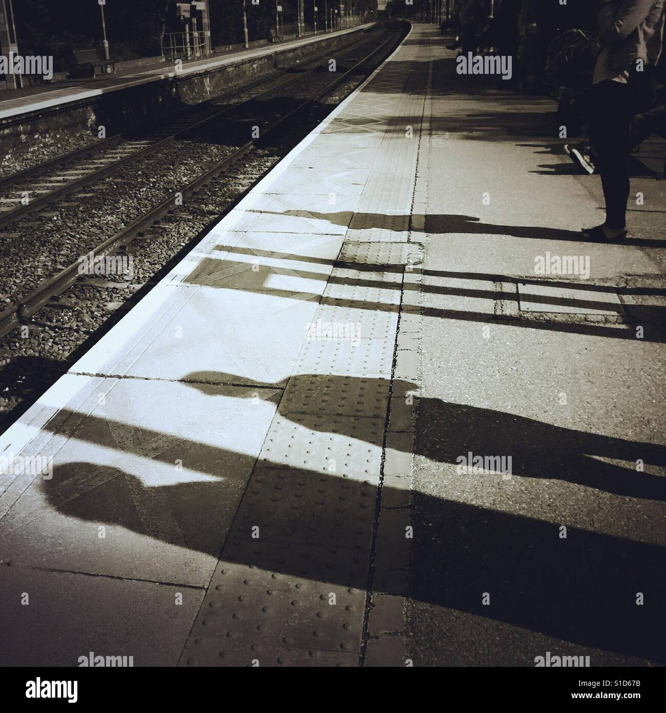 Die Schatten von Menschen warten auf eine S-Bahn, sawbridgeworth, Hertfordshire, Großbritannien Stockfoto