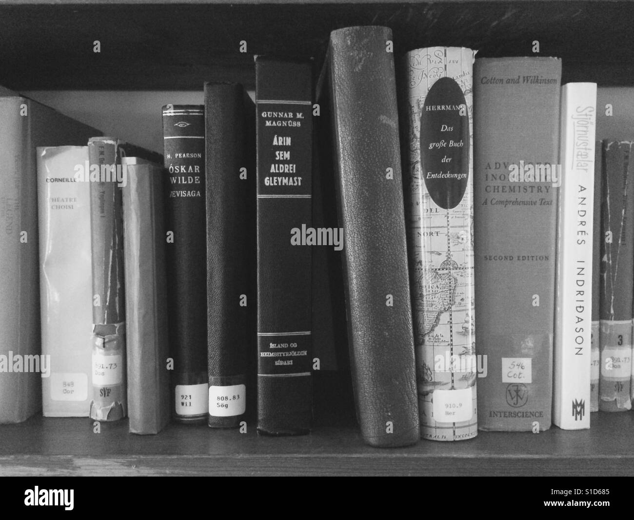 Eine Reihe der Bücher im Regal Stockfoto