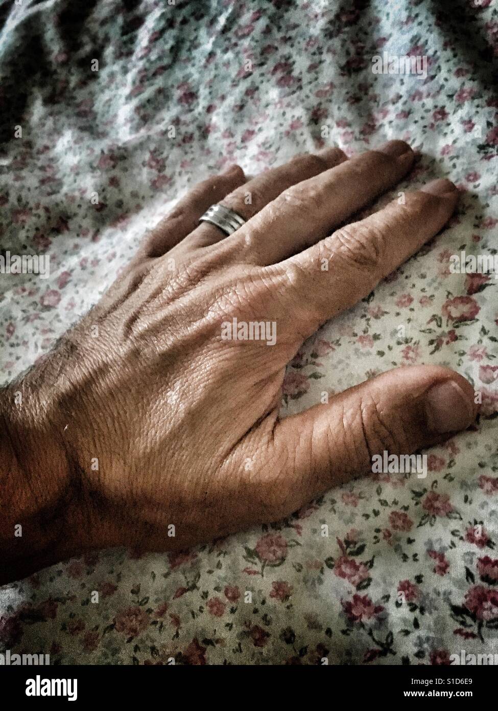 Die Hand des Mannes auf eine Vintage Stoff. - Smartphone-aufgenommenes Stockfoto