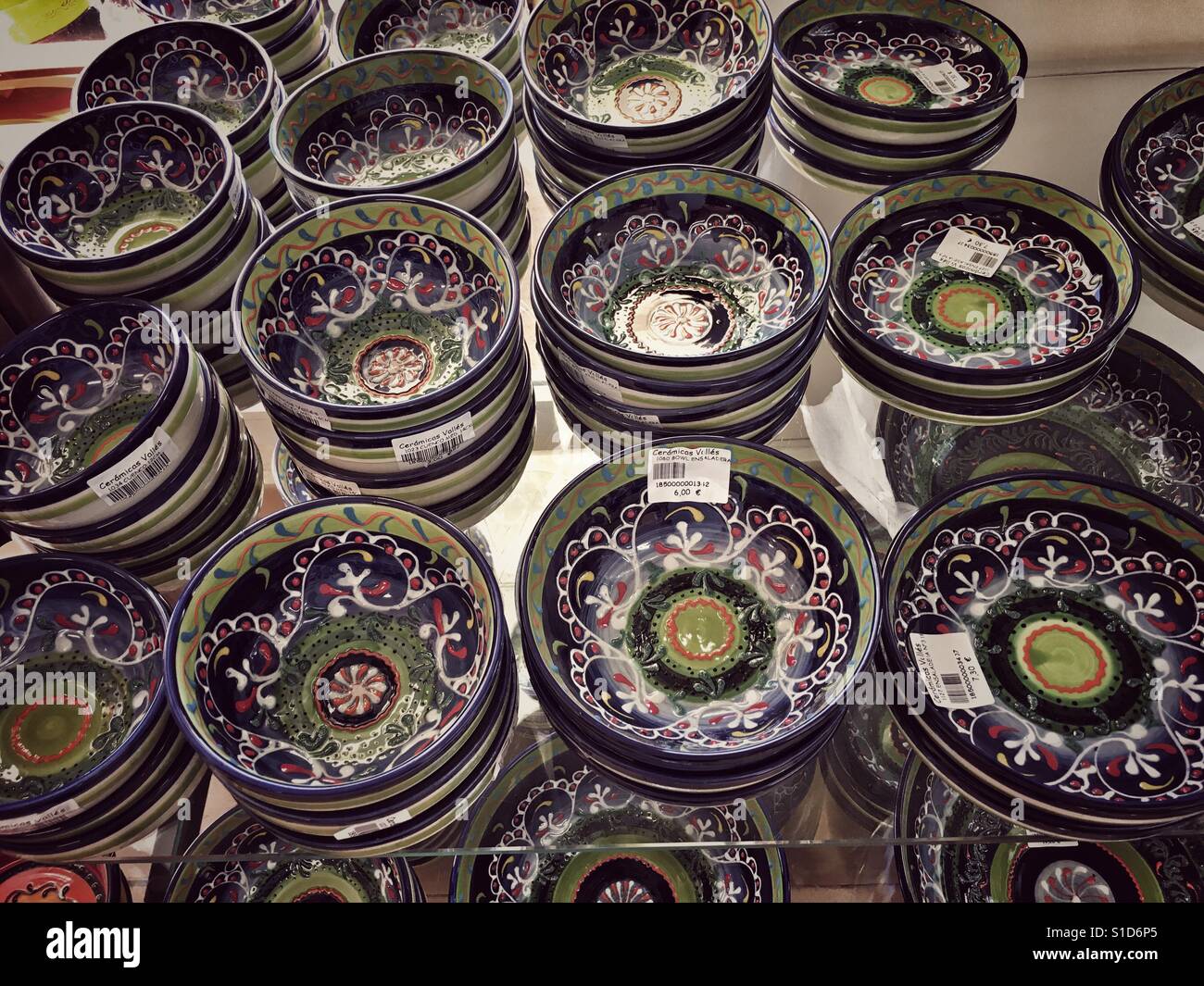 Handgemacht, hand bemalte, traditionelle spanische Keramik Schalen - Smartphone-aufgenommenes Stockfoto