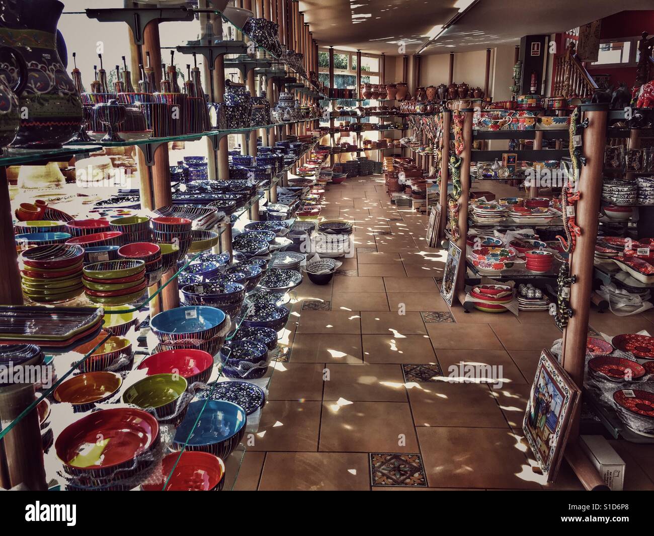 Shop Verkauf von Keramik und Souvenirs in Javea, Spanien - Smartphone-aufgenommenes Stockfoto