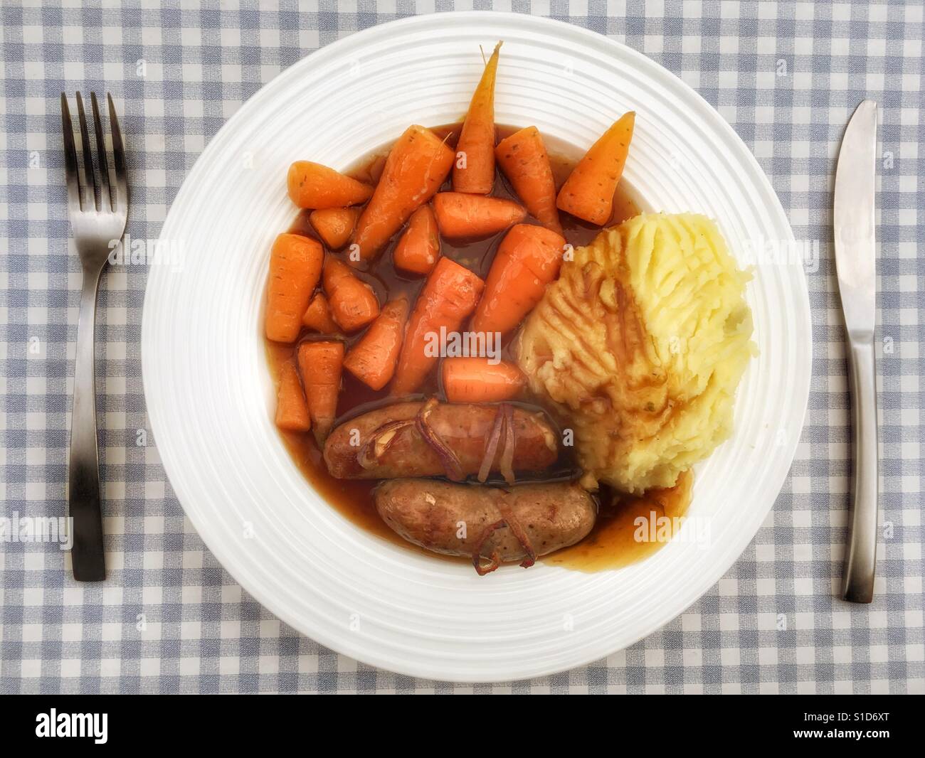 Wurst Kartoffelpüree Garten Karotten Kartoffeln und Soße - Smartphone-aufgenommenes Stockfoto