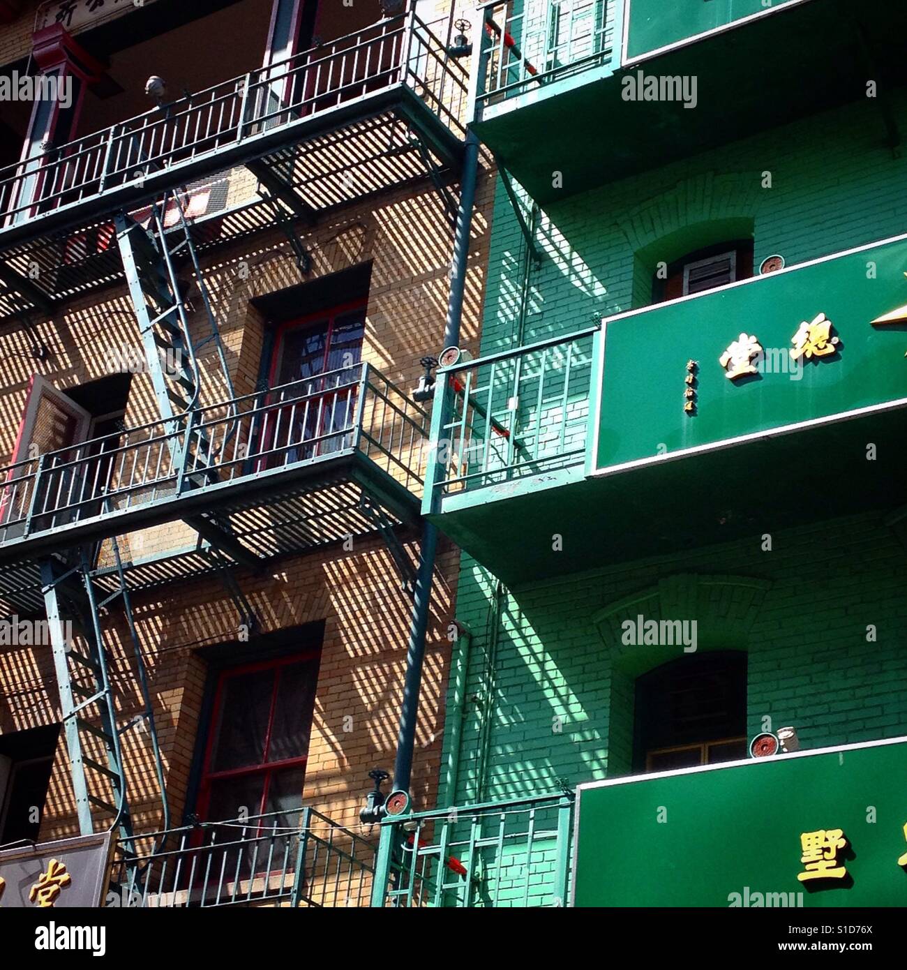 Chinatown Architektur mit Feuertreppe in Chinatown San Francisco, Kalifornien. - Smartphone-aufgenommenes Stockfoto