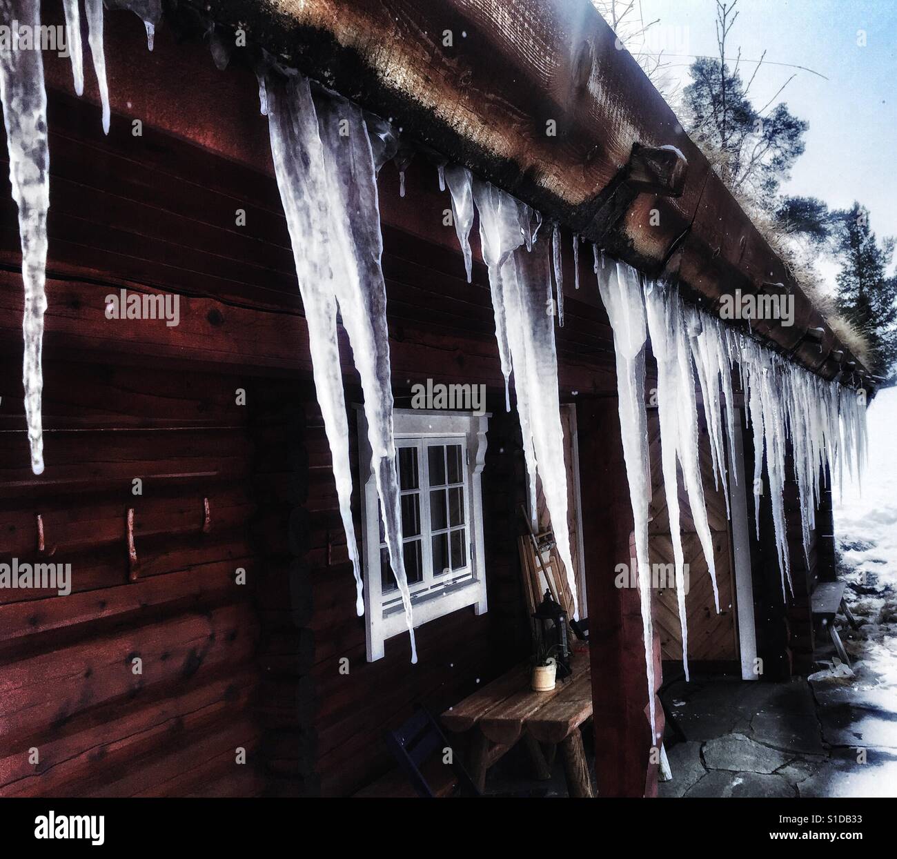 Eiszapfen aus einer Hütte Stockfoto