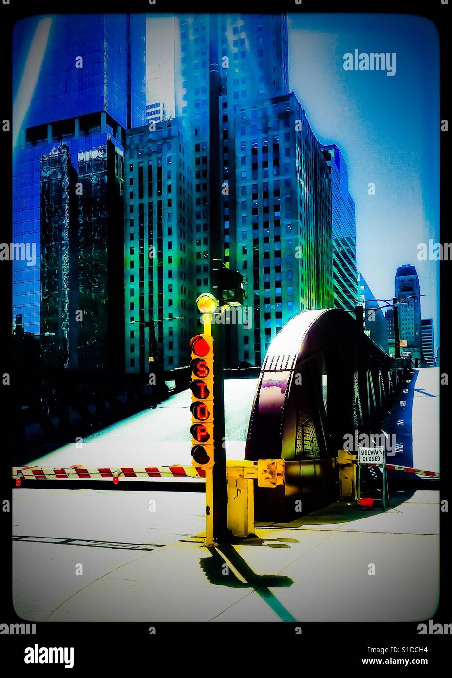 Brücke auf! Chicago Zugbrücke hebt zum ersten Mal im Frühjahr. Stockfoto