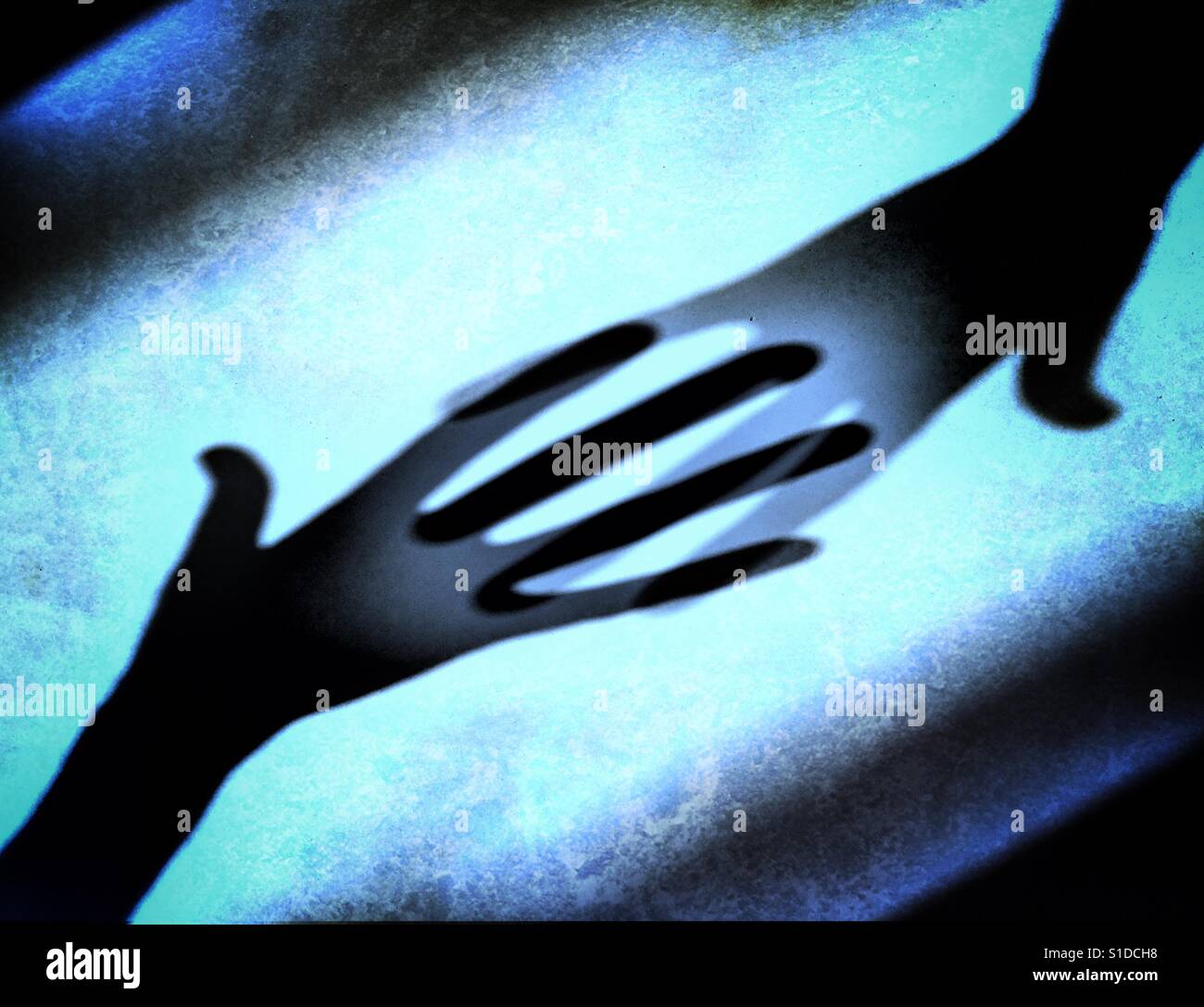 Zusammenfassung der Hände treffen über das Meer Stockfoto
